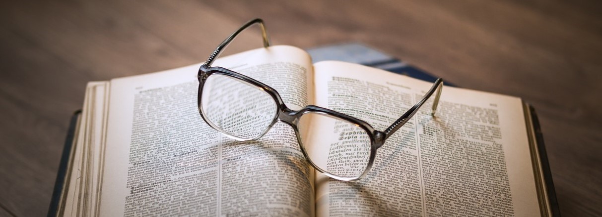Historisches Buch mit Brille